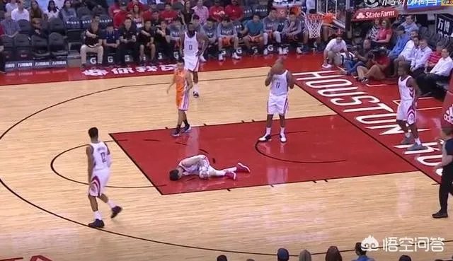 周琦首秀重伤离场，整条腿被碾压，坐在轮椅上动弹不得，当时发生了什么？