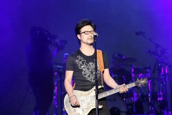 汪峰发文章子怡在线调侃，他们是在秀恩爱吗？