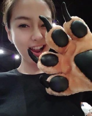 Angelababy彻底迷上LOL 微博自爆求救防暴警察