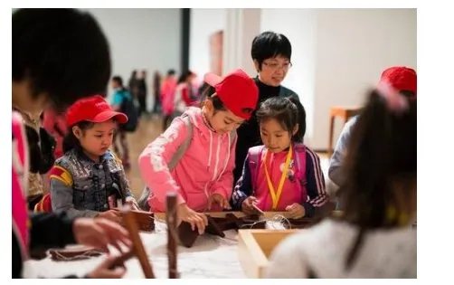 低声细语。是什么意思？