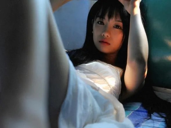 南笙姑娘《男人装》大尺度写真 性感唯美露酥胸