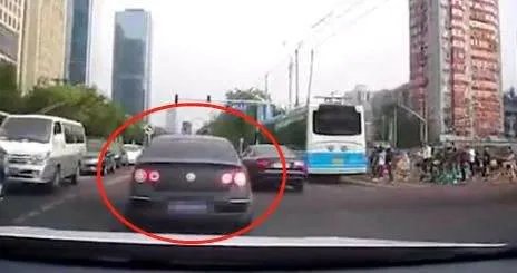 别车泼咖啡男子被提起公诉，该男子构成了什么罪？