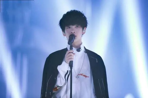 《快乐大本营》删除周震南镜头，此举引发了怎样的争议？