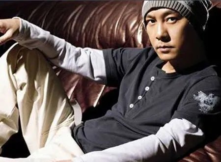 你爱我像谁 歌词