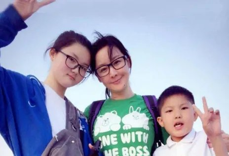 孙楠带前妻女儿看话剧！买宝瑶气质出众，继承演员妈妈大长腿，状态如何？