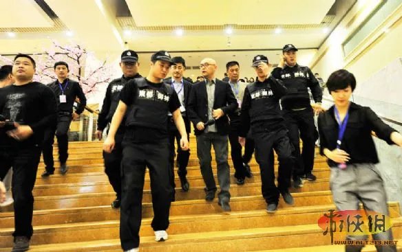 孟非遭疯狂粉丝围堵 领导同行离职传言不攻自破