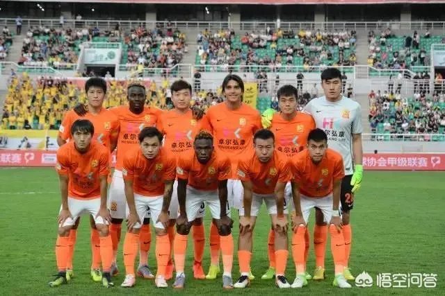 武汉卓尔的童晓星踢球经历和特点是什么？