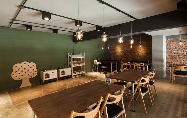 用红砖、钢管打造帅气咖啡厅