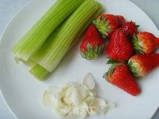 美容养颜---西芹百合炒草莓