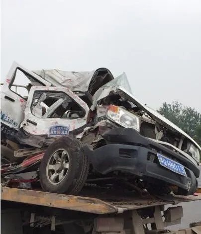 执法车与货车相撞是怎么回事？