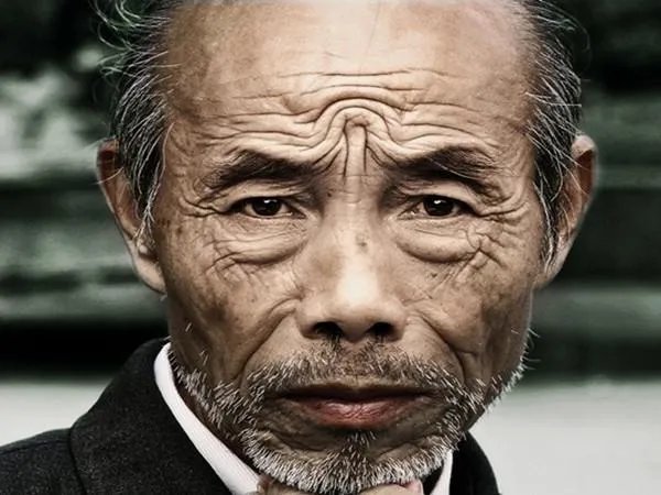 青岛惊现大爷大妈“暴走团”,不顾车辆占用机动车道健身,你怎么看?