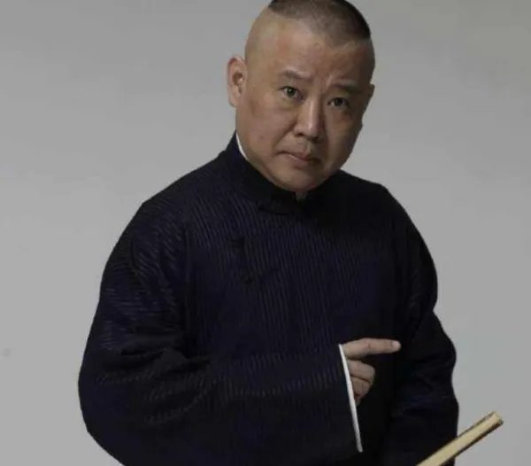 与最穷郭德纲离婚，丢弃郭麒麟远走国外，胡中惠如今怎样了？