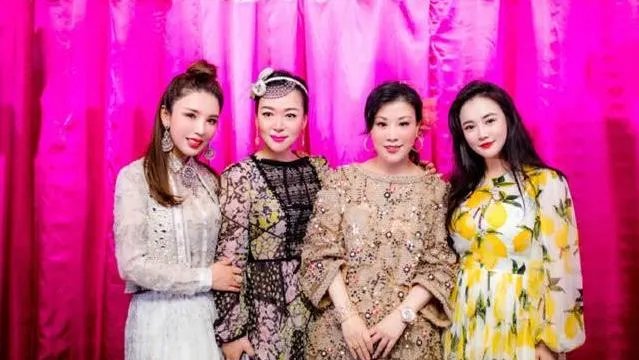 吴佩慈戴钻戒和男友现身秀恩爱，可纪晓波的表情让人忧心，为什么呢？