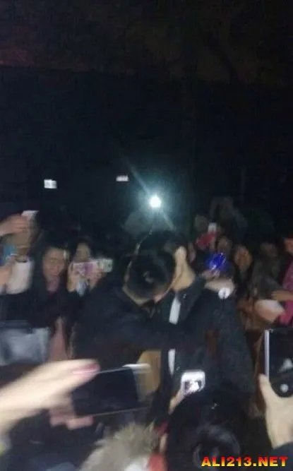 大震惊！高校现男男表白 二人牵手成功甜蜜拥吻