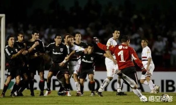 足球比赛历史上，有没有出现过门将破门的情况？