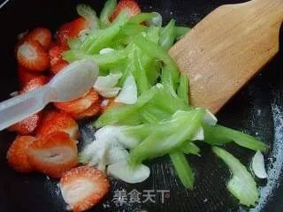 美容养颜---西芹百合炒草莓