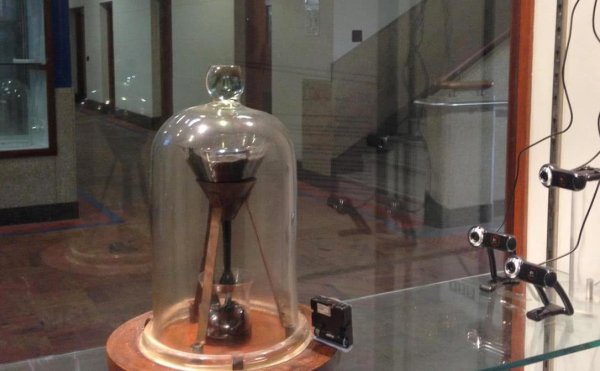 沥青滴漏实验快一百年了，他们是想证明什么？