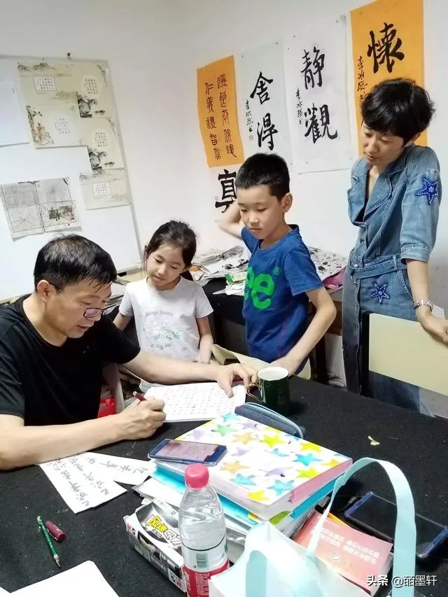 平时看些视频然后自学楷书，总感觉缺少什么，最近反反复复地练，没有进步。求指点？