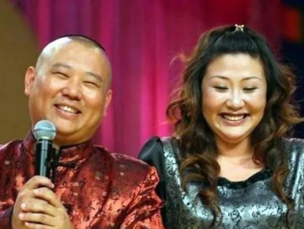 与最穷郭德纲离婚，丢弃郭麒麟远走国外，胡中惠如今怎样了？