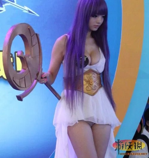 雅典娜歪歪CJ现场再现！ 展台上演维密内衣秀