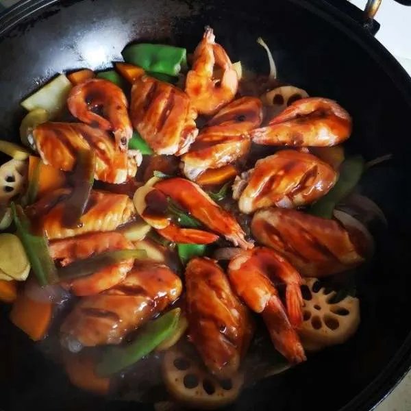 香味扑鼻的三汁焖锅怎么样做味道鲜美，上桌非常受欢迎？