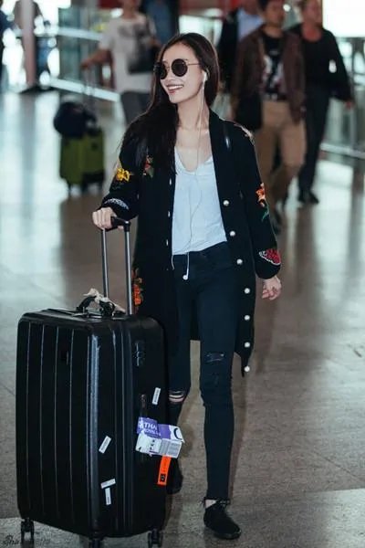 素颜搭上运动装，低调的倪妮为啥总在机场被粉丝抓住？
