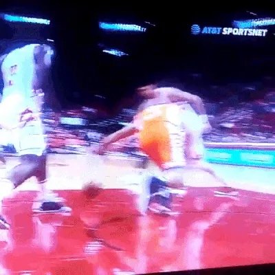 周琦首秀重伤离场，整条腿被碾压，坐在轮椅上动弹不得，当时发生了什么？