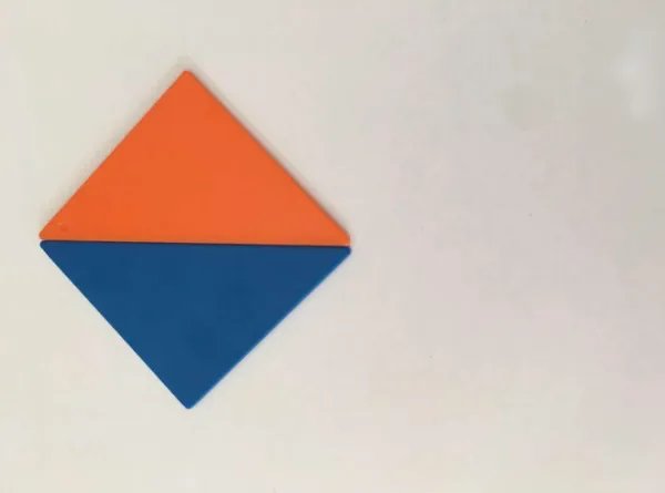 七巧板拼成一个六边形。