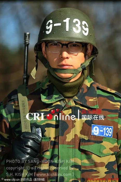 宋钟基军装照清瘦外型 韩星军装照大比拼