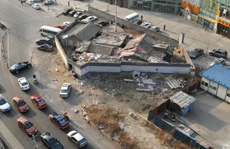 钉子户路中间8年 不敢呆在院子怕被撞曾发生多次事故