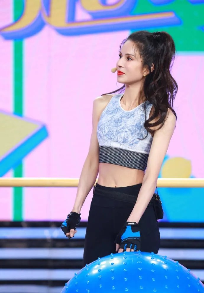 李若彤穿17岁时同款校服 54岁的神仙姐姐身材仍少女