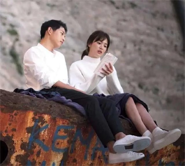 宋慧乔宋仲基宣布离婚，你觉得爱情和婚姻是怎样的关系？哪个更重要？