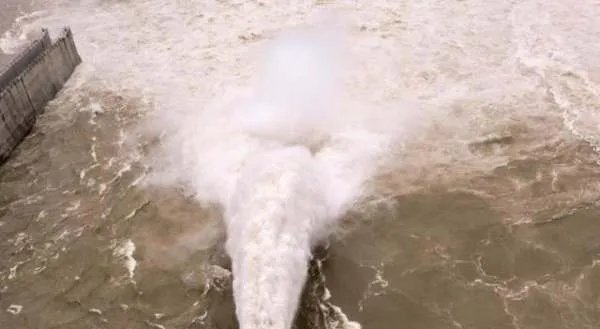 全球最大的水利工程三峡大坝,会被超历史大洪水冲垮吗?