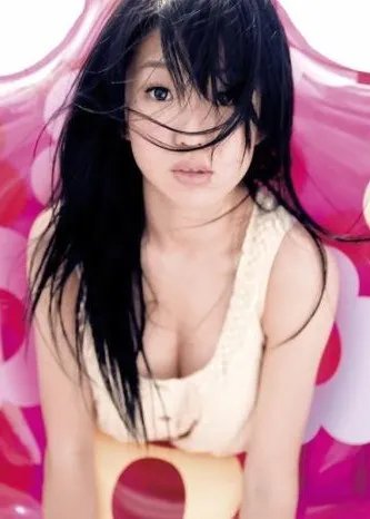 郭书瑶爆乳弯腰秀事业线 揭秘清纯背后的另一面