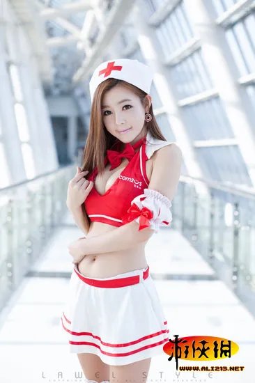 穿成这样是不是可以免费了 超短裙MM入园半价