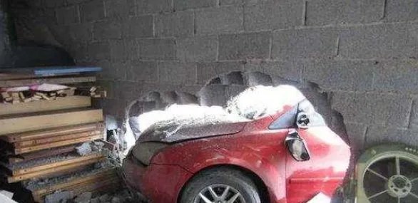 自动档的汽车失控是不是把油门当刹车造成的呢?