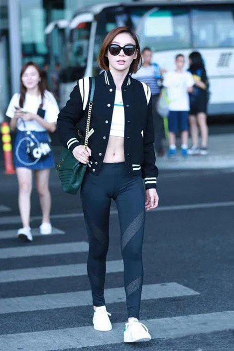 素颜搭上运动装，低调的倪妮为啥总在机场被粉丝抓住？