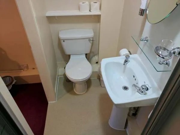 四川一男子洗澡时捡香皂手卡便池，男子最后是如何得救的