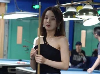 最美台球女裁判吕帅希，三围完胜柳岩，直言以后想生4个孩子，你怎么看？