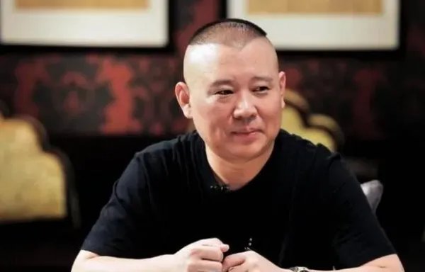 与最穷郭德纲离婚，丢弃郭麒麟远走国外，胡中惠如今怎样了？