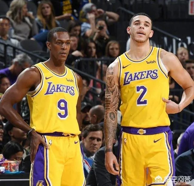 湖人生涯首次缺阵的詹姆斯在家看起了韦德和猛龙队的比赛直播，对此你怎么看？