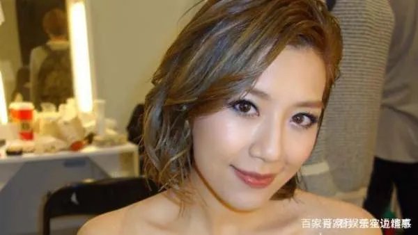 贾静雯带娃过周末,波妞熊抱羊驼超大胆,门牙脱落笑容很喜感,你怎么看?