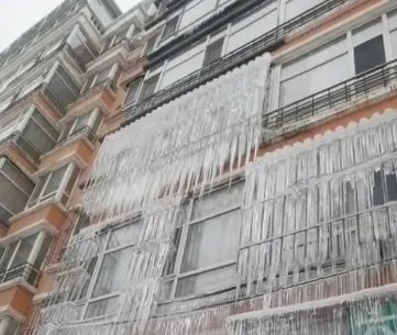 哈尔滨一小区成冰帘洞，你如何看待这一现象？