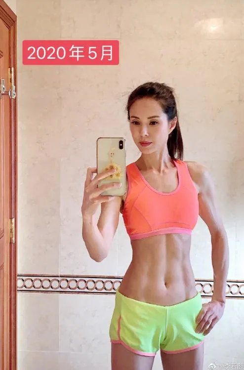 李若彤穿17岁时同款校服 54岁的神仙姐姐身材仍少女