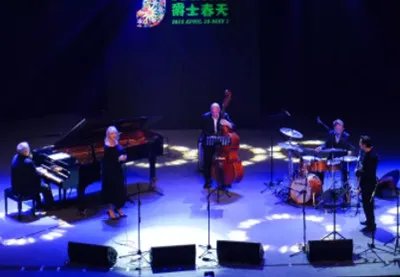 爵士音乐节在上海举行，有多少位爵士音乐人参加演出？