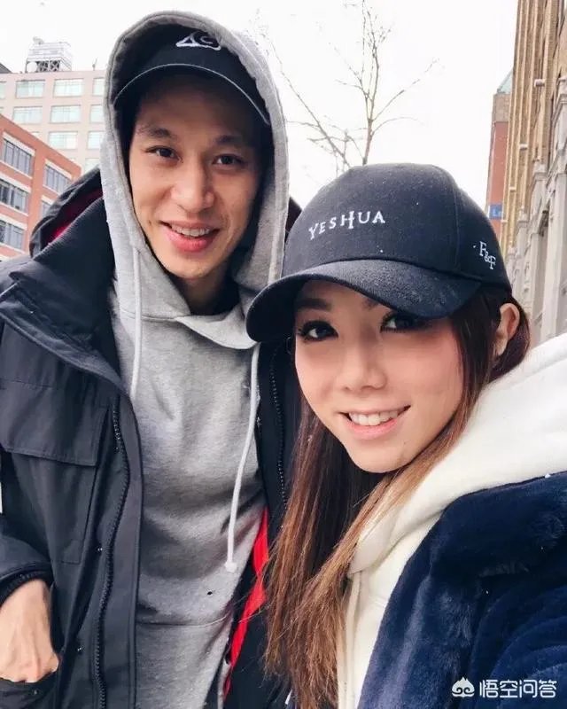 猛龙VS尼克斯比赛结束后,林书豪急不可耐和一人合影引中国球迷轰动,她是什么来历?