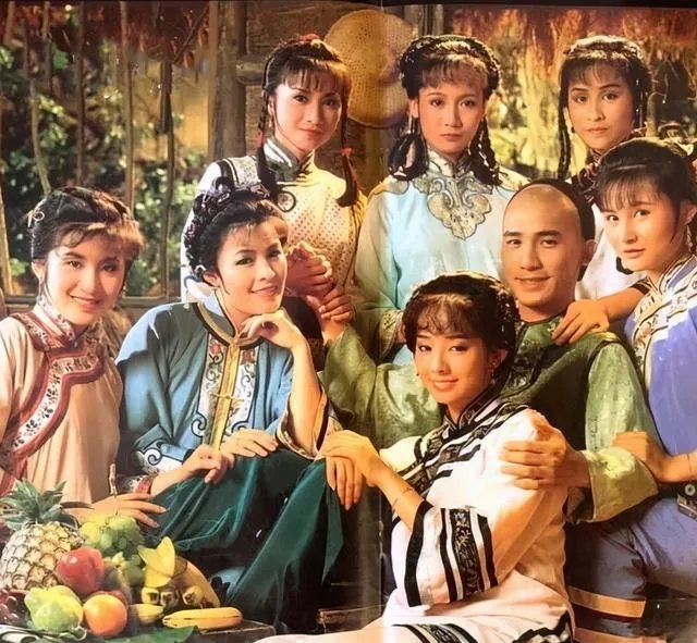 梁朝伟夫妇和毛舜筠同框，嘟嘴搞怪状态好，梦回经典韦小宝，你怀念吗？