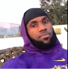 湖人生涯首次缺阵的詹姆斯在家看起了韦德和猛龙队的比赛直播，对此你怎么看？