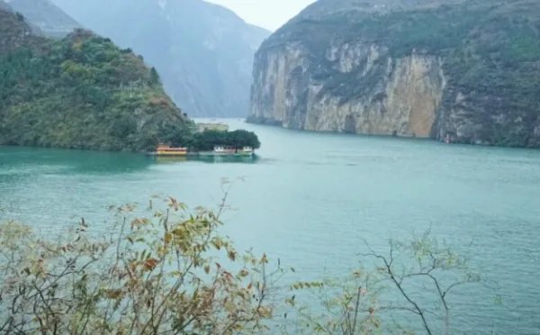 轻舟已过万重山中的轻表达了什么意思