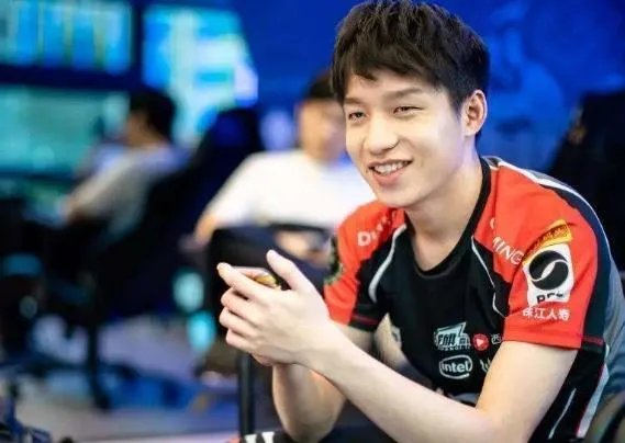 前EDG中单Pawn恢复训练，疑似复出，你怎么看？